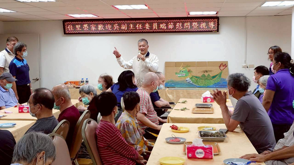 輔導會吳志揚端節慰問佳里榮家  實地視察浴廁整修工程