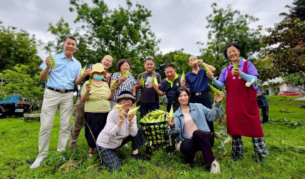花蓮榮家開心農場水果玉米大豐收！長輩歡欣體驗農家樂