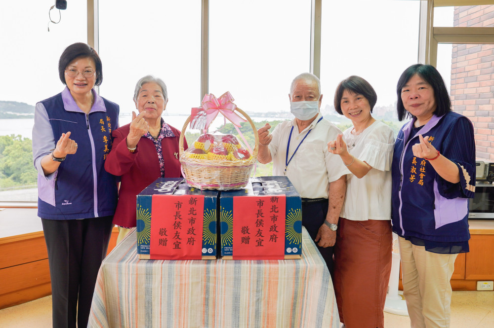 新北市社會局長李美珍端午節親訪老福機構　致贈加菜金及蘋果、送上節日祝福