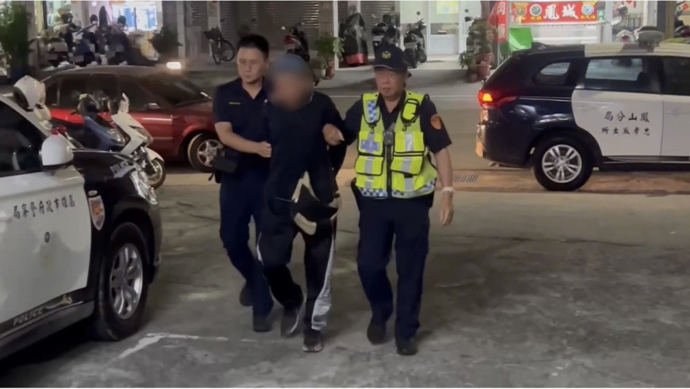 痛擊頭部搶3.4萬！鳳山狠男當街強盜  警民合力當場擒凶