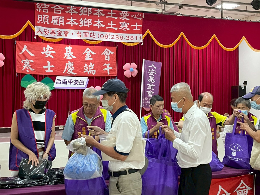 人安基金會台南平安站送暖端午 發放170份粽子陪伴寒士過佳節