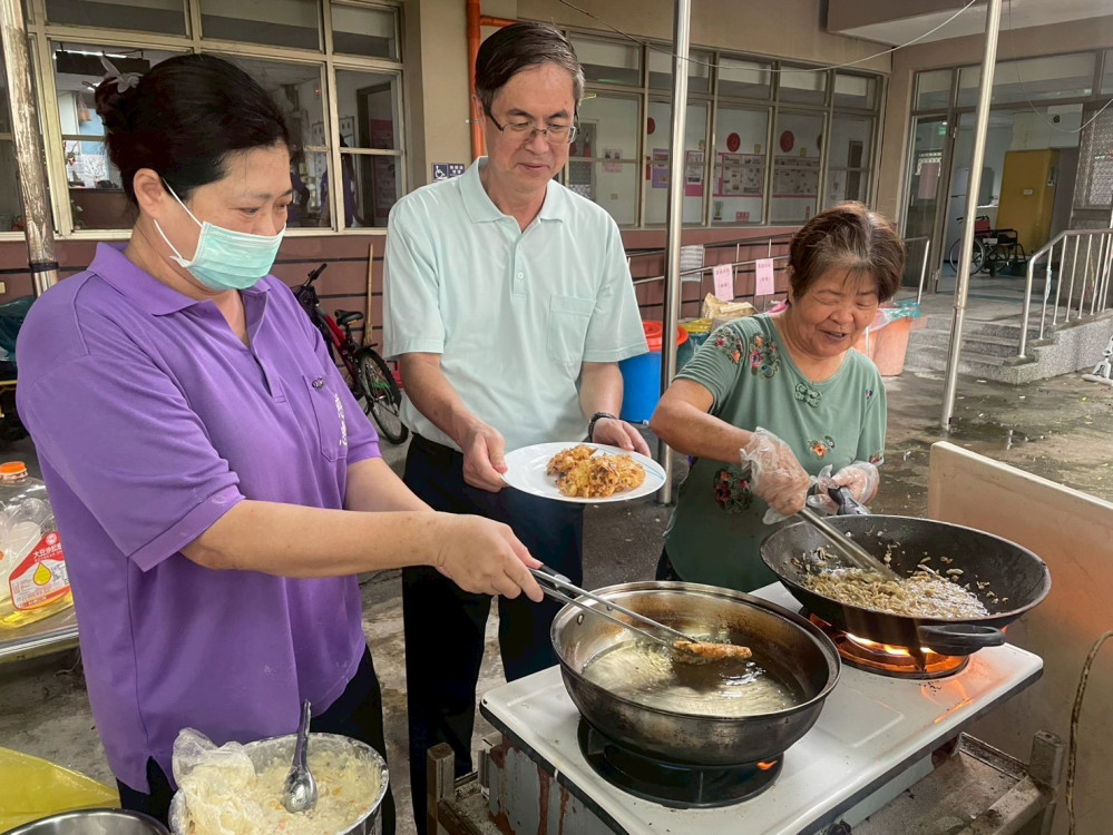 屏東榮家香菇頭蔬菜餅酥香登場 炸出幸福好滋味