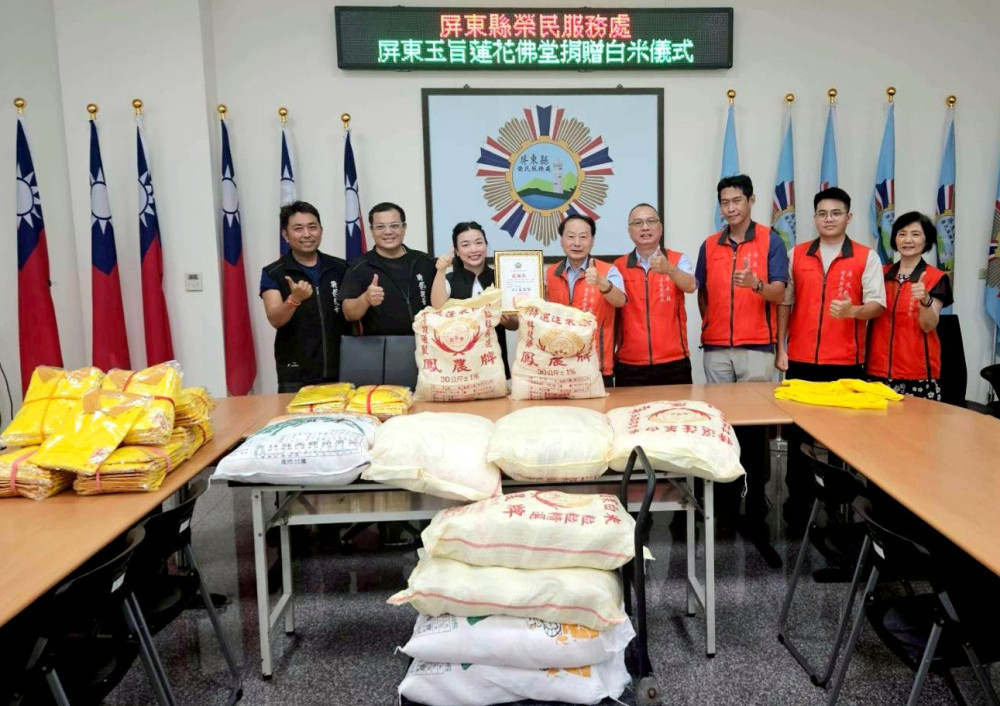 屏東榮服處感謝蓮花佛堂捐贈白米及媽祖加持T恤 關懷榮民眷