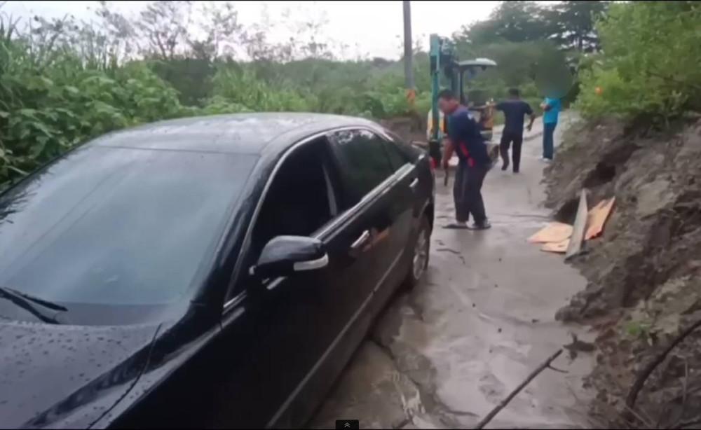 豪大雨襲山區！駕駛迷途陷泥濘 湖內警冒雨搜尋成功救出