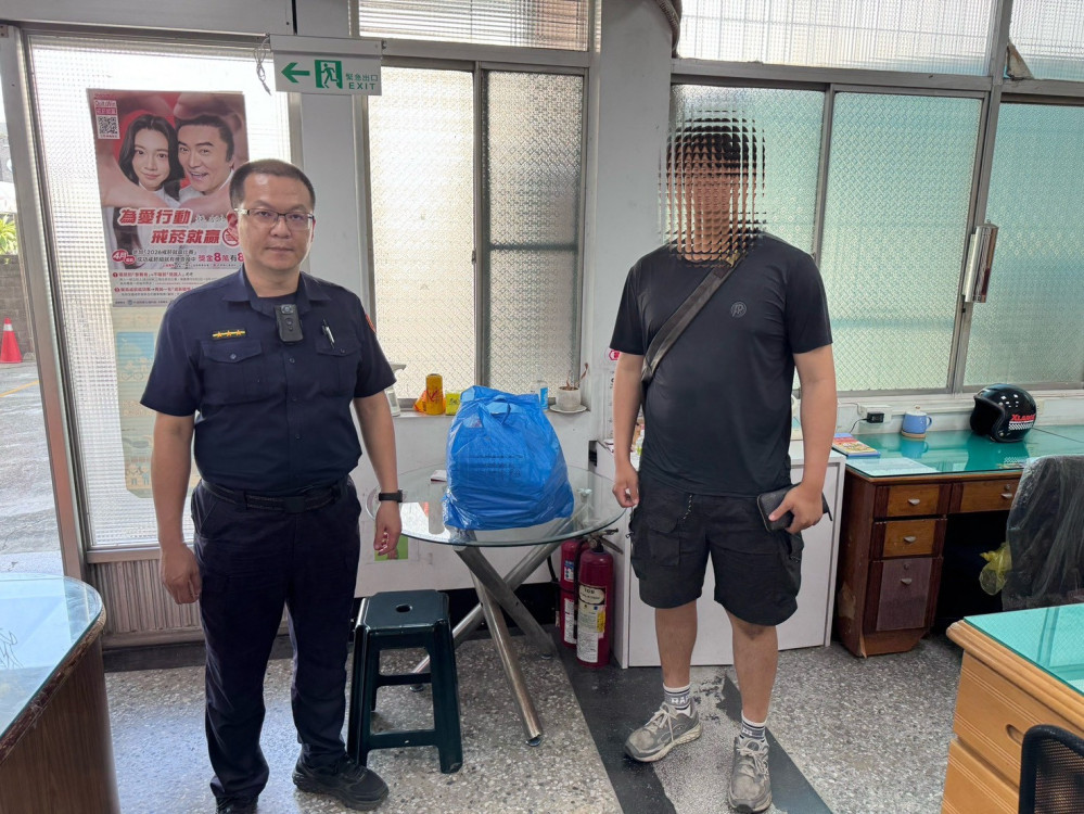 整袋萬元雨衣街頭失蹤　梓官警靠「2字線索」神追回