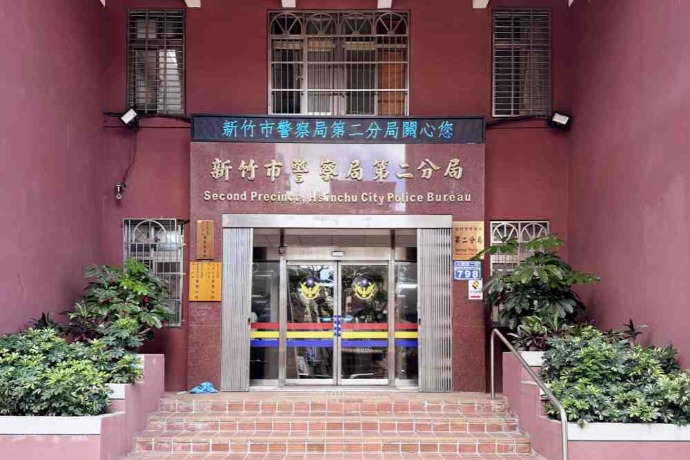 風雨交加中迷途男童哭喊找媽媽　竹市關東所暖警撐傘安撫助平安團圓
