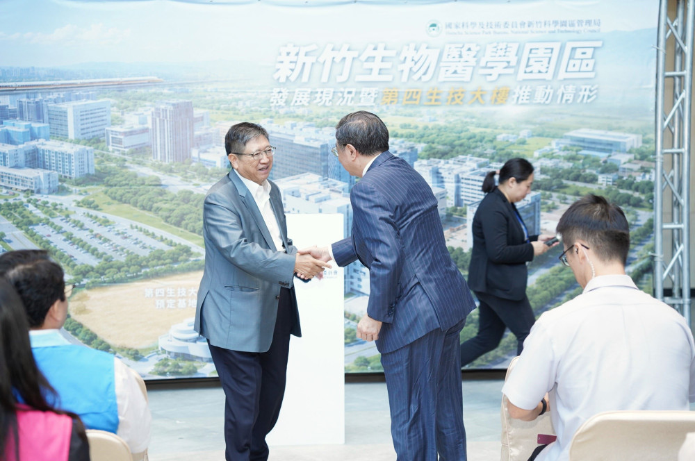卓揆視察竹科生醫園區　新竹縣長楊文科籲請加速「科三、台知」審查