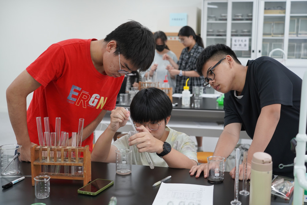 新北隊攜手清華、中原大學　帶領高中生探索生命科學與AI科技