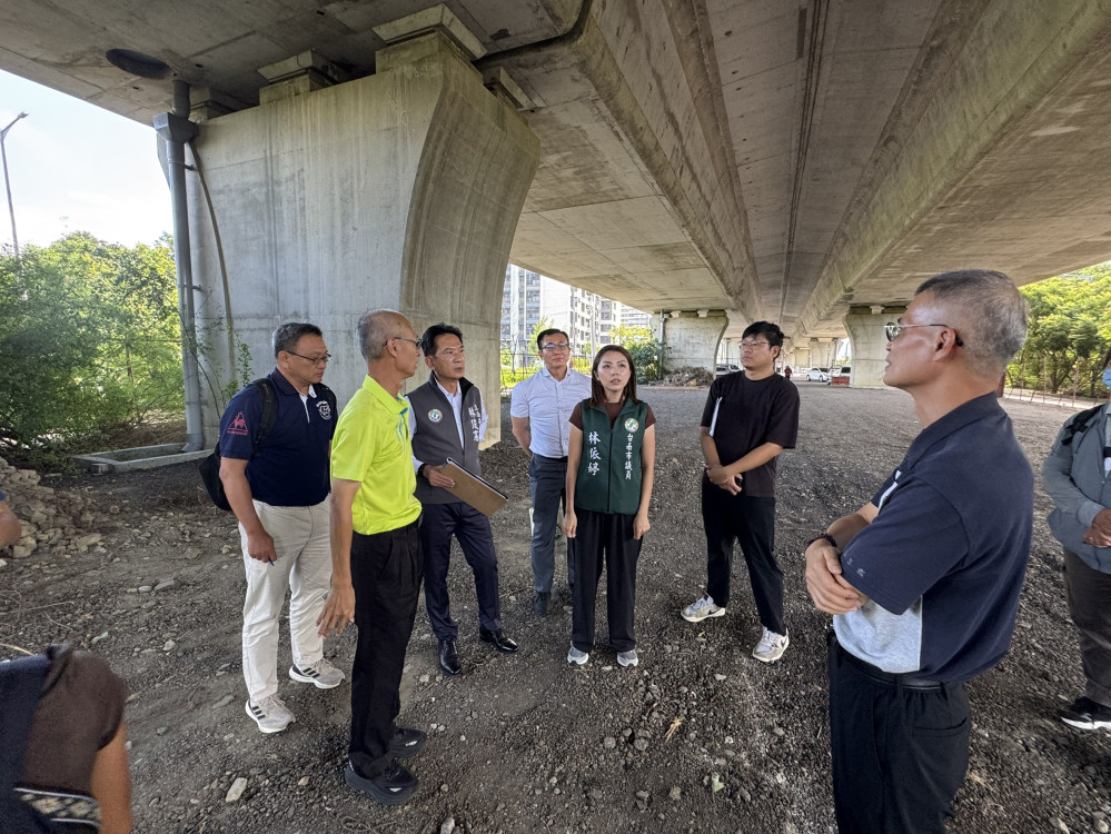 南區增設運動設施　立法委員林俊憲會勘86快速道路橋下籃球場規劃