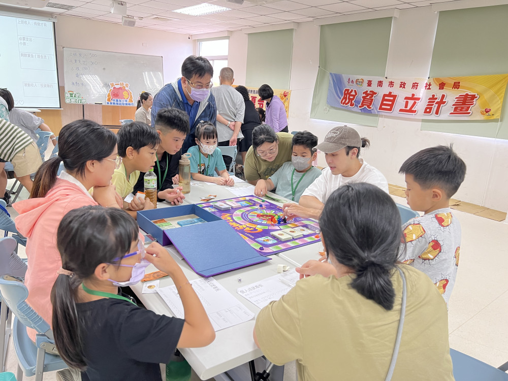 臺南市長黃偉哲八年打造脫貧培力體系 臺南累計服務突破51萬人次