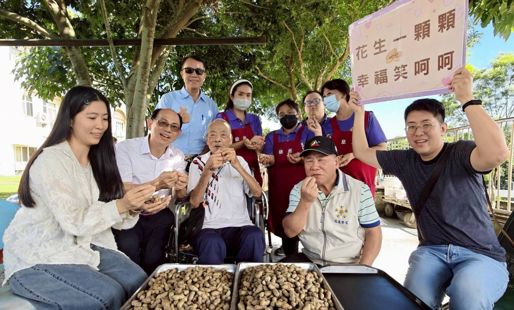 老幼共融採花生 花蓮榮家分享田園豐收喜悅    