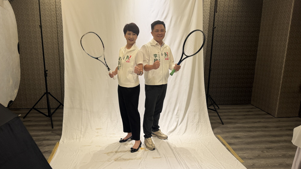 民進黨台南市長候選人陳亭妃攜台南隊拍攝競選照　宣示全面備戰2026選戰