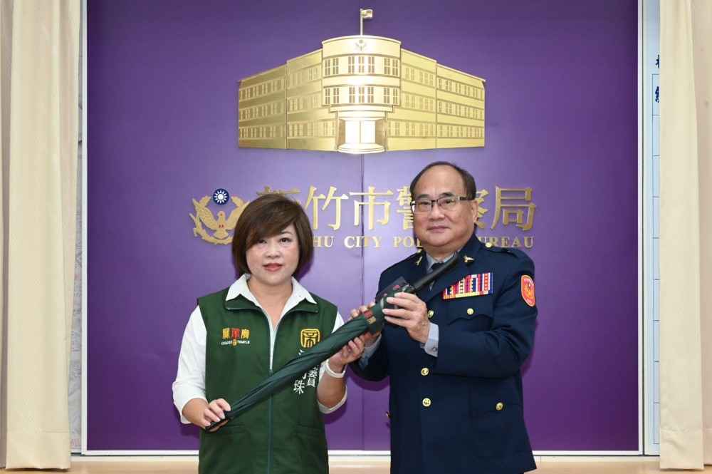 神威護城、警政安民　新竹關帝廟主委江明珠慨捐警局1200支聯名平安傘