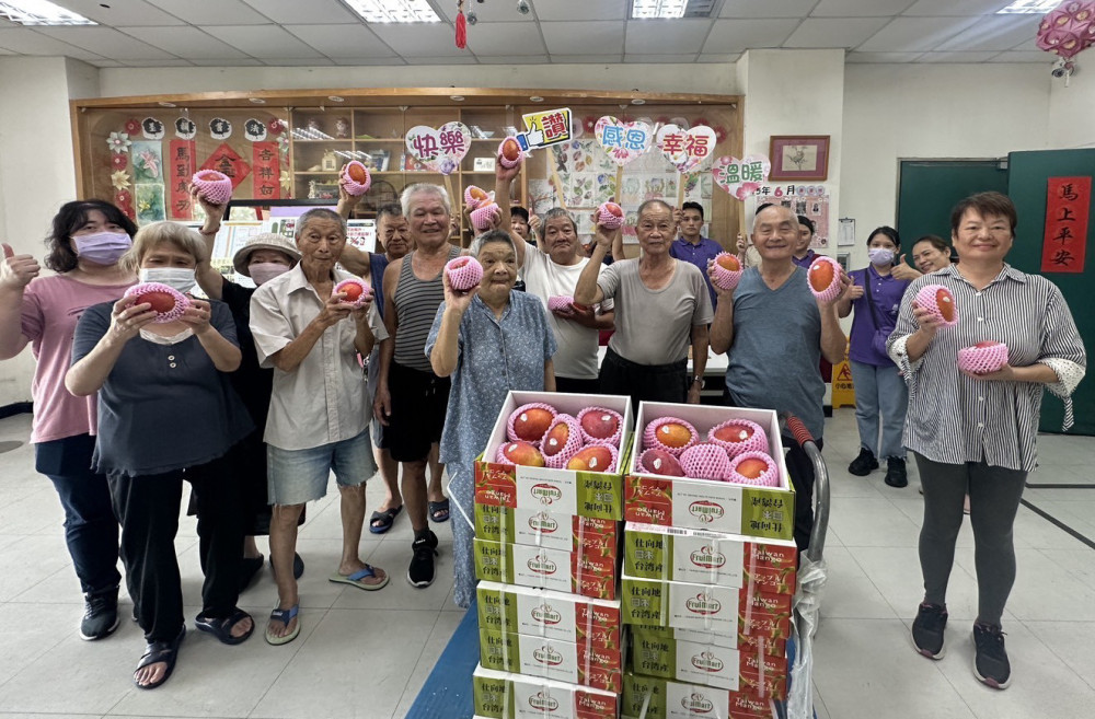 花蓮榮家長輩享用嚴德發主委致贈頂級芒果 感受滿滿關懷