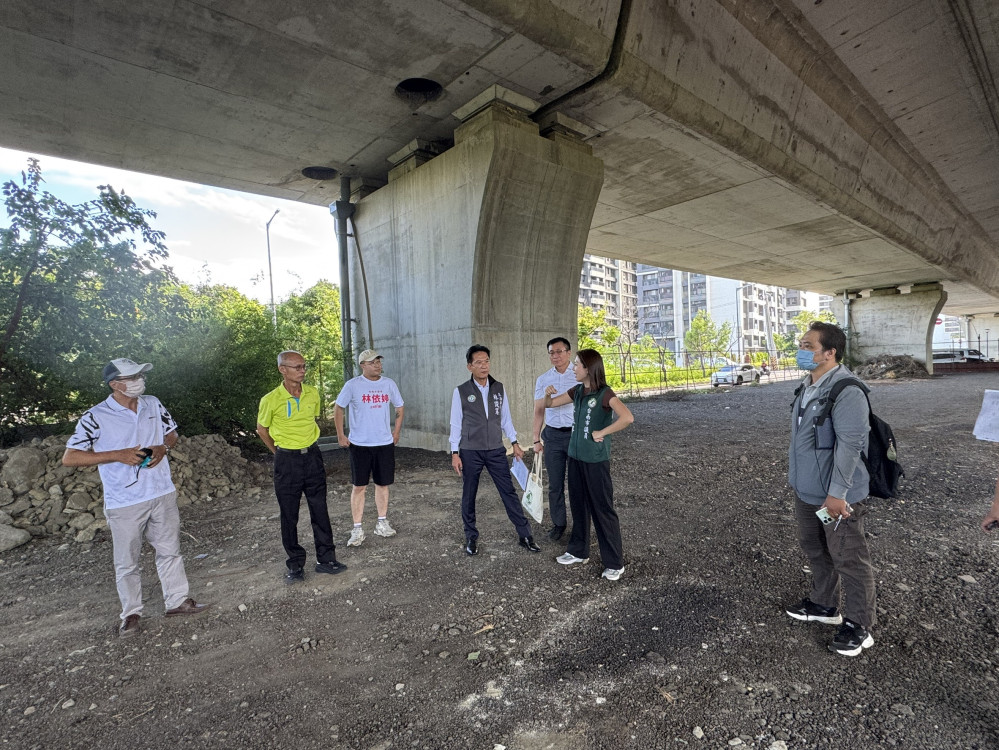南區增設運動設施　立法委員林俊憲會勘86快速道路橋下籃球場規劃