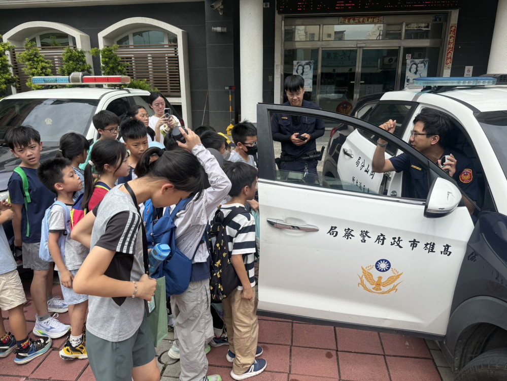 暑假探索世界好去處！岡山分局寓教於樂帶領學童體驗一日警察