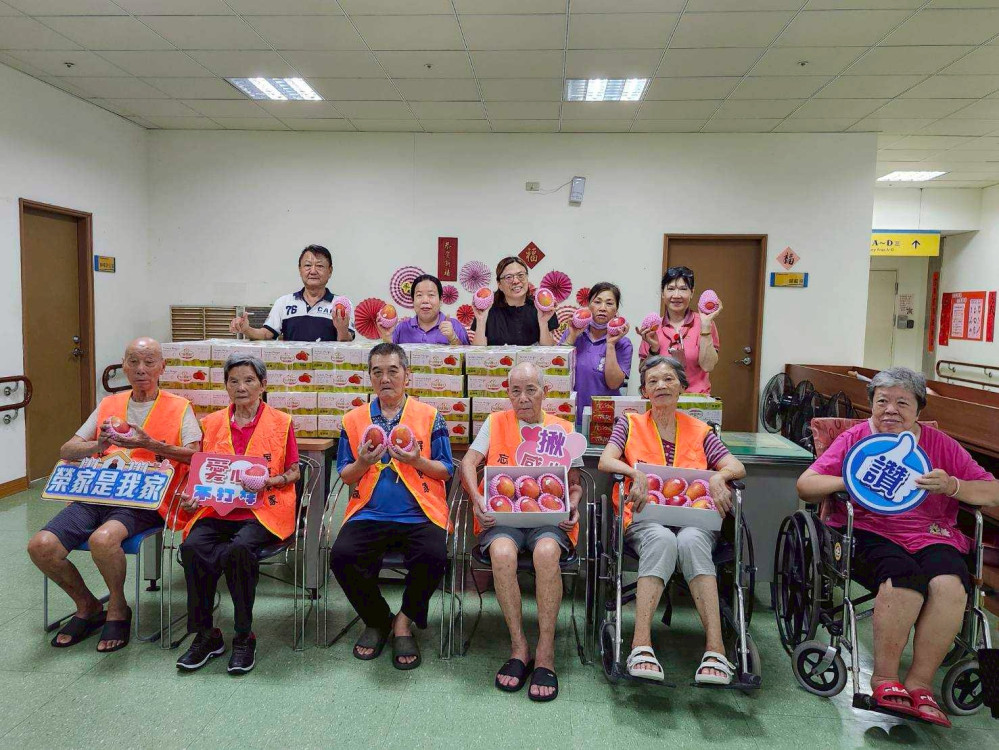 屏東榮家感謝嚴德發主委致贈當季芒果 暖心關懷住民長輩