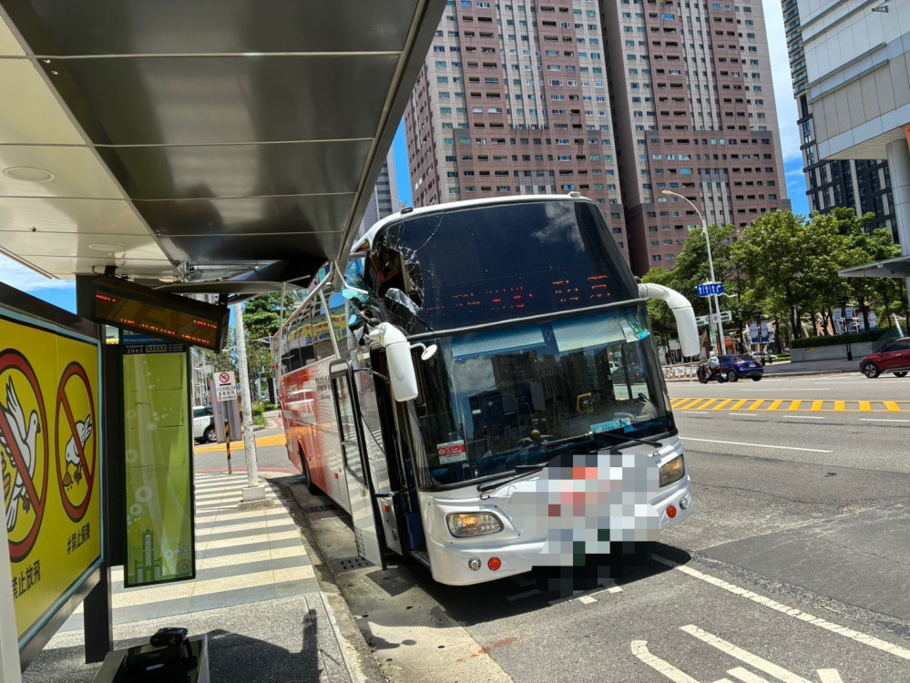 大客車靠站失誤撞上站亭　前鎮警緊急疏導防二次事故