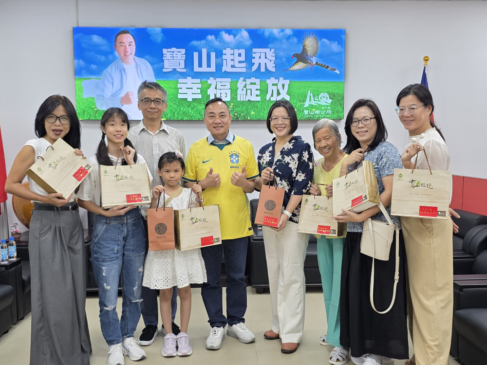 寶山鄉民古桂菊返鄉贈書　《客家移民在巴西》硬頸故事激勵下一代