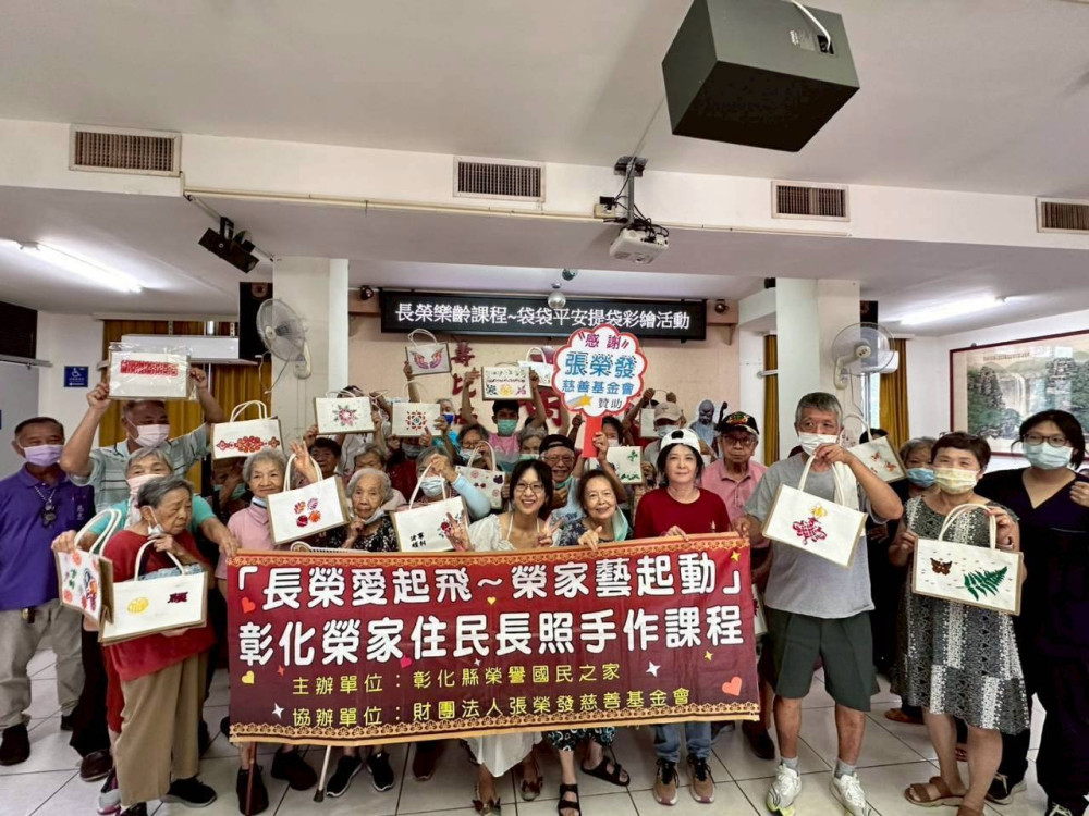 巧手拓印創藝趣 彰化榮家長輩打造專屬手提袋