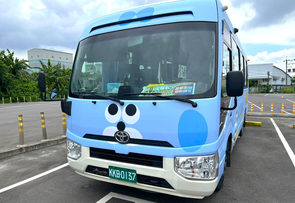 新北8月悠遊三鶯　搭乘「喵喵＆藍狗」彩繪公車享受一夏