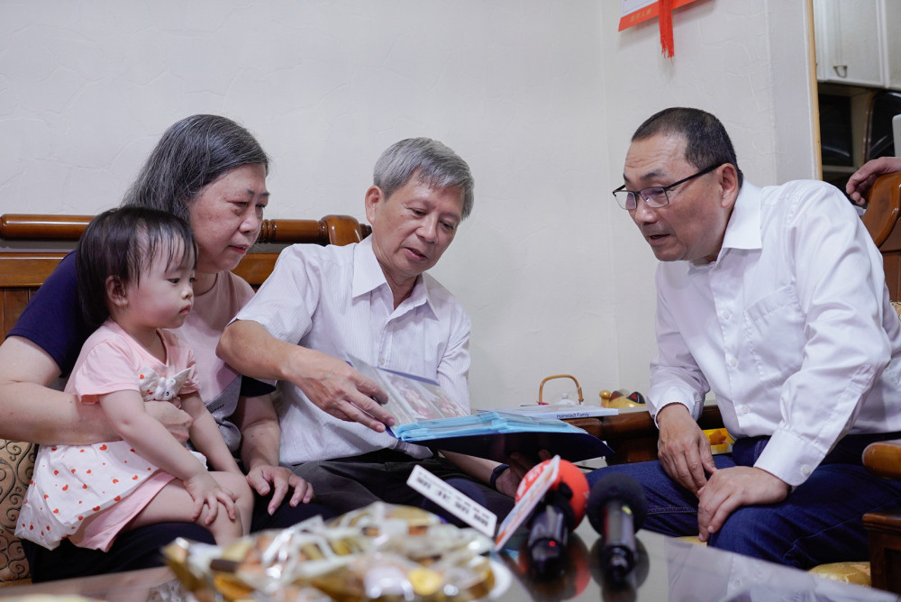 新北模範父親以身教延續愛與關懷　侯友宜攜市府團隊親往道賀