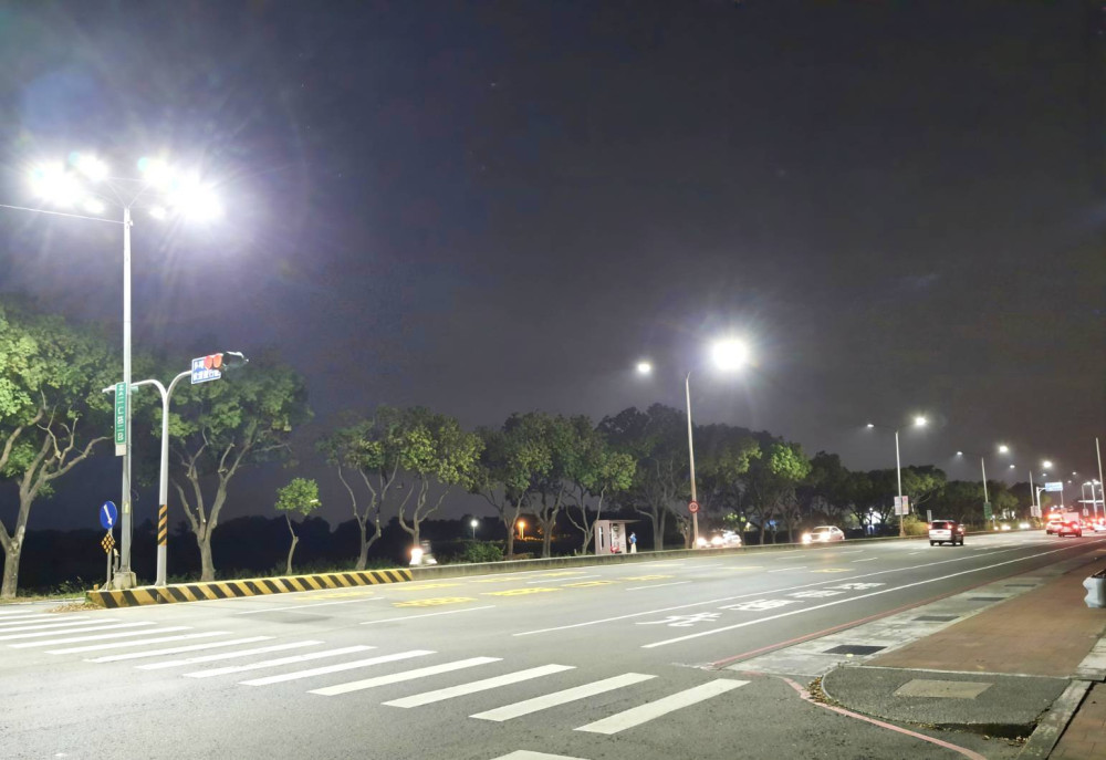 臺南路燈換裝節能減碳年省電費2億電費  智慧路燈自動報修