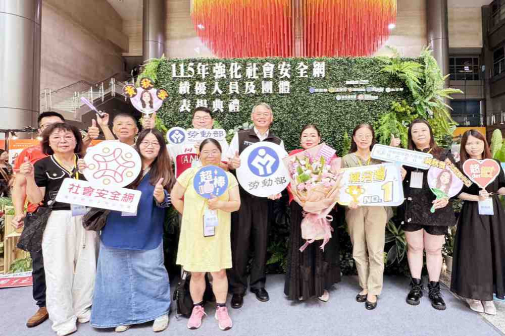 實踐「接住人．扶上來」社安網核心價值　竹北就業中心黃秋雲獲績優人員獎