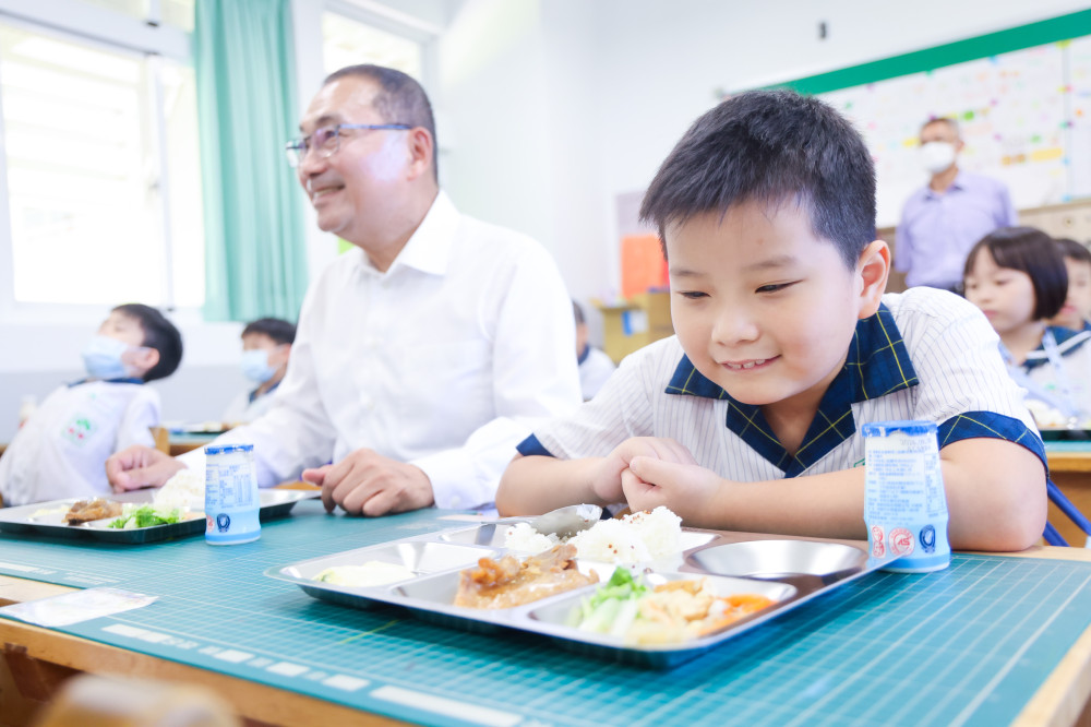 新北免費營養午餐正式上路　市長侯友宜走進校園，與學童一同用餐