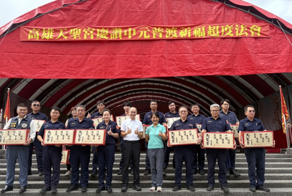 中元普渡化大愛！高雄天聖宮捐100箱物資　湖內警化身送暖使者