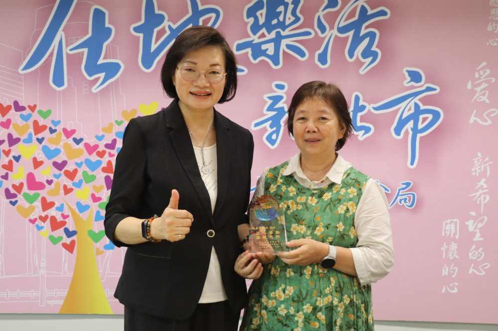 新北市社會局許盈溱堅守崗位46年　局長李美珍贈「盈心奉獻、溱懷悠然」祝福