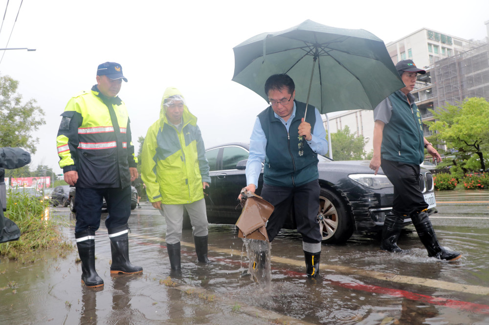 0821強降雨台南多處積淹水　黃偉哲視察安南仁德要求精進防洪