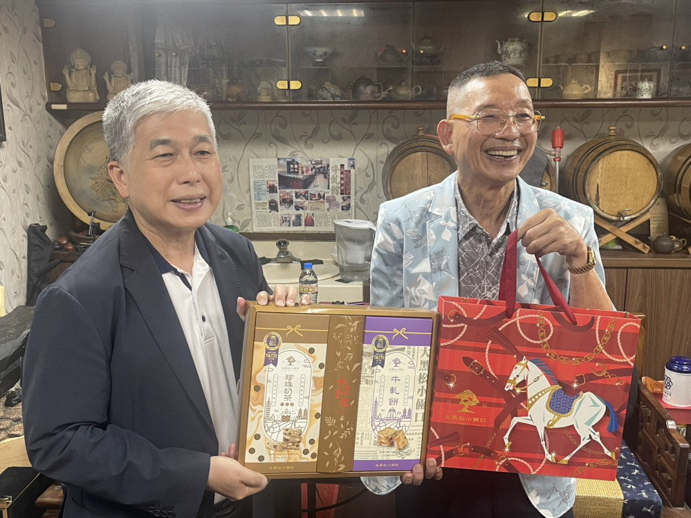 一口牛軋糖，牽起台灣味！劉錦村拜訪大黑松小倆口邱義榮，從「黃仁勳同款」甜點聊到老字號與 AI 新未來