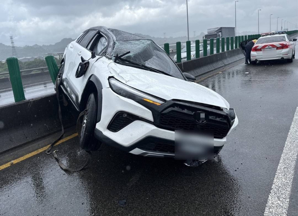 大雨路滑釀事故！國10大社段轎車撞護欄　55分鐘排除