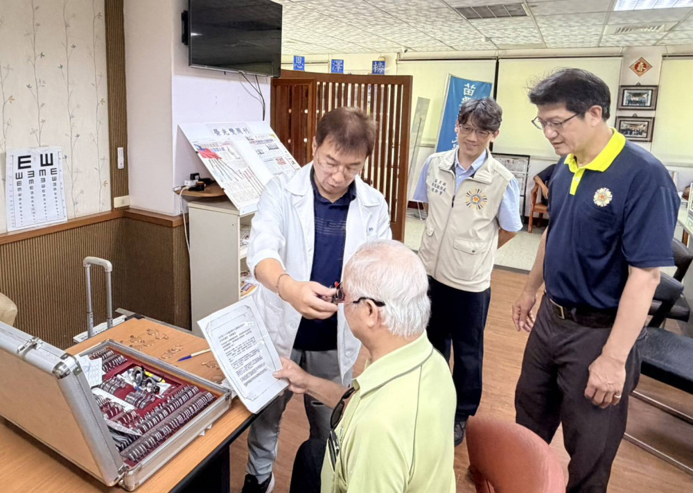 苗栗榮服處巡迴配鏡服務 關懷榮民視力健康 