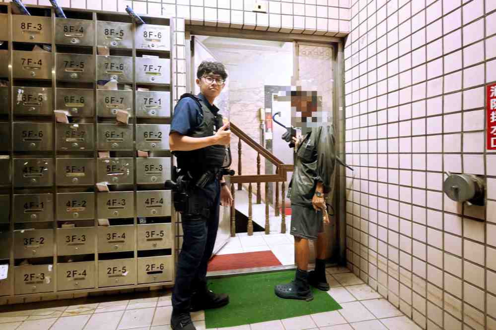主動關懷、伸出援手　竹市警深夜護送迷途獨居長者平安返家