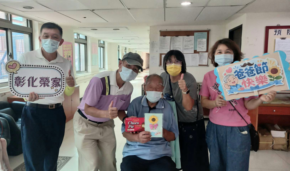彰化榮家手作暖心卡片 攜手幼兒園歡慶父親節