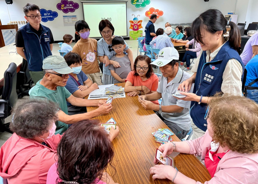 樂齡公嬤開戰！最夯「道路生存戰2.0」桌遊賽玩遊戲學交安