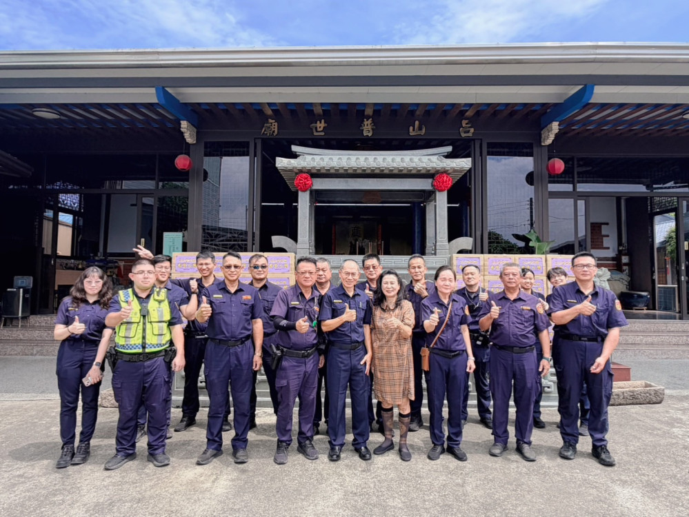 普渡不只拜拜更要助人　湖內分局攜手呂山普世廟化身愛心大使送暖