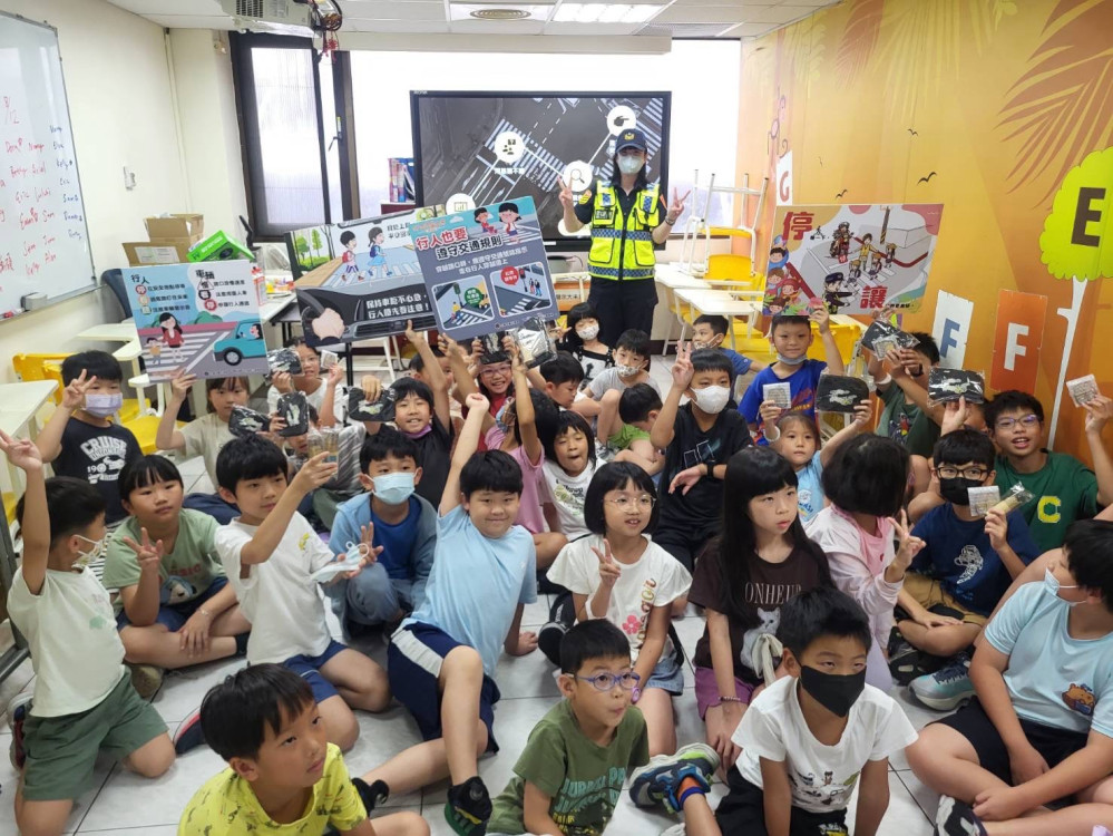 開學主動出擊宣導學童交安！　竹市警前進校園及安親班有獎徵答送反光吊飾