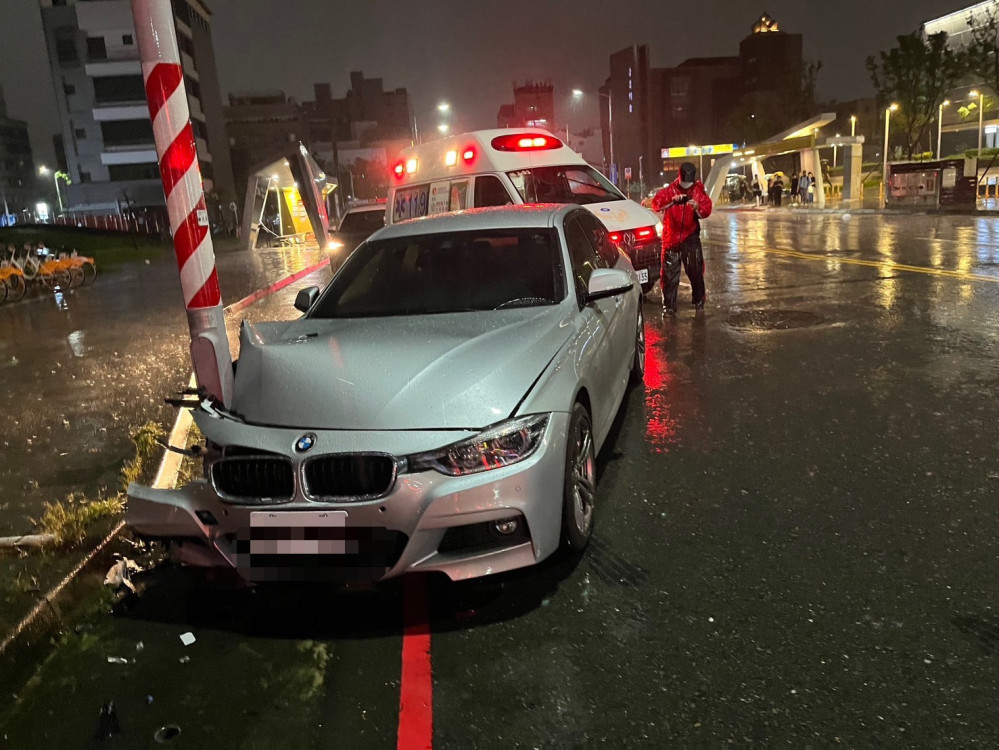 76歲老婦鳳山開車突撞電桿　鳳警揭原因籲駕駛提高警覺