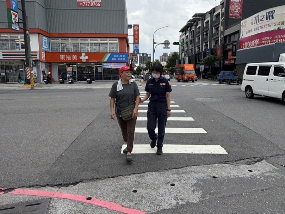 高雄警推「路口關懷」守護長輩！高齡行人死亡大降71.4％