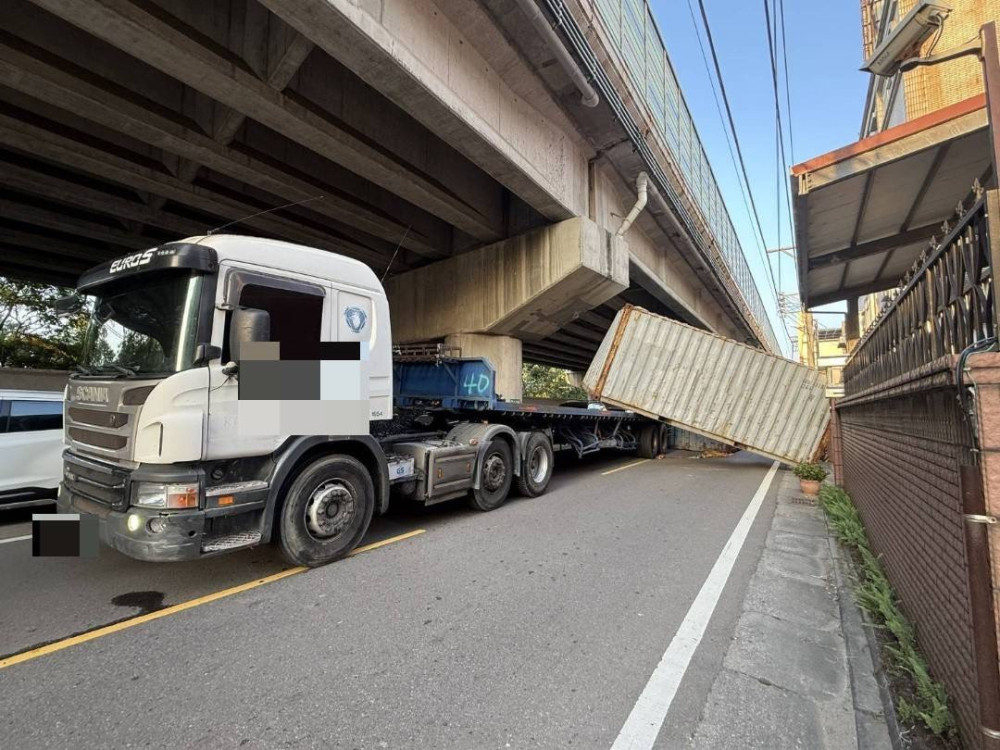 曳引車違規闖禁行路段釀貨櫃掉落對向車道　竹市警鐵腕逐項舉發違規