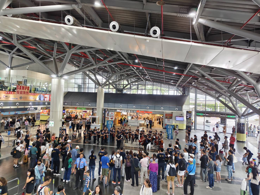 琴聲沁涼高鐵台南站　復興國小弦樂團快閃演出為暑假畫句點