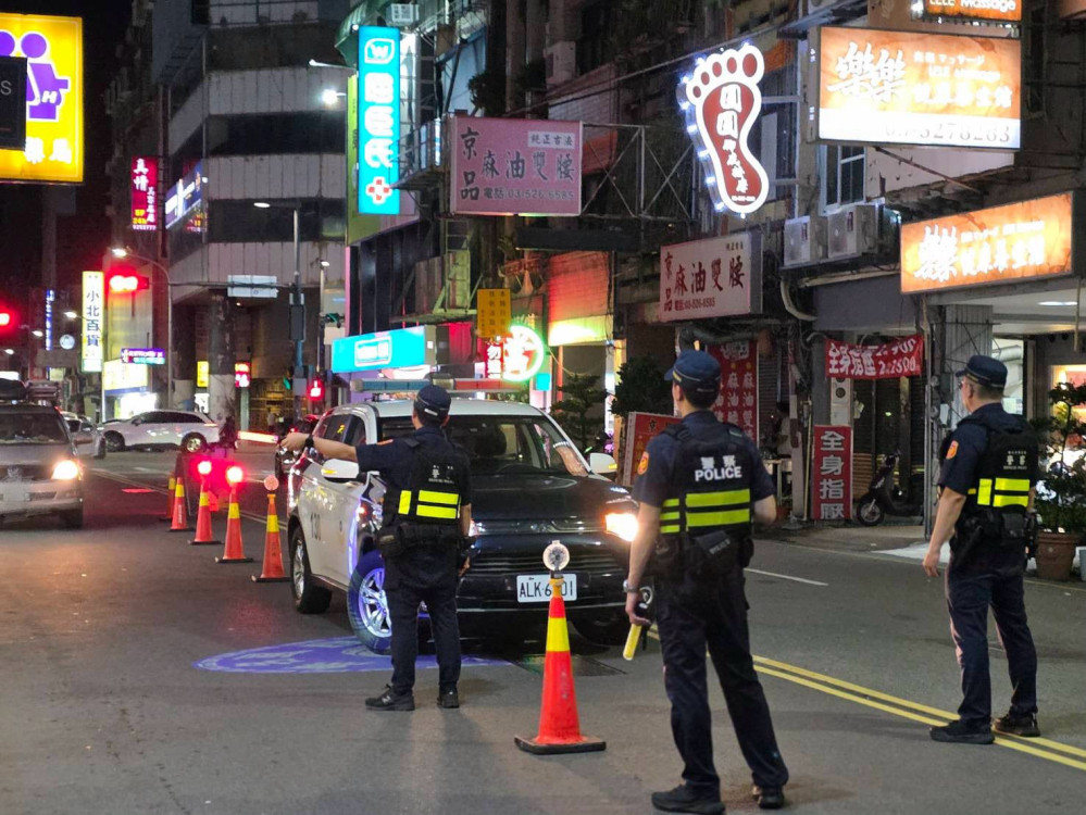 停等紅燈竟拿酒開喝！竹市警眼尖攔查測出酒駕　強力呼籲「開車不喝酒」