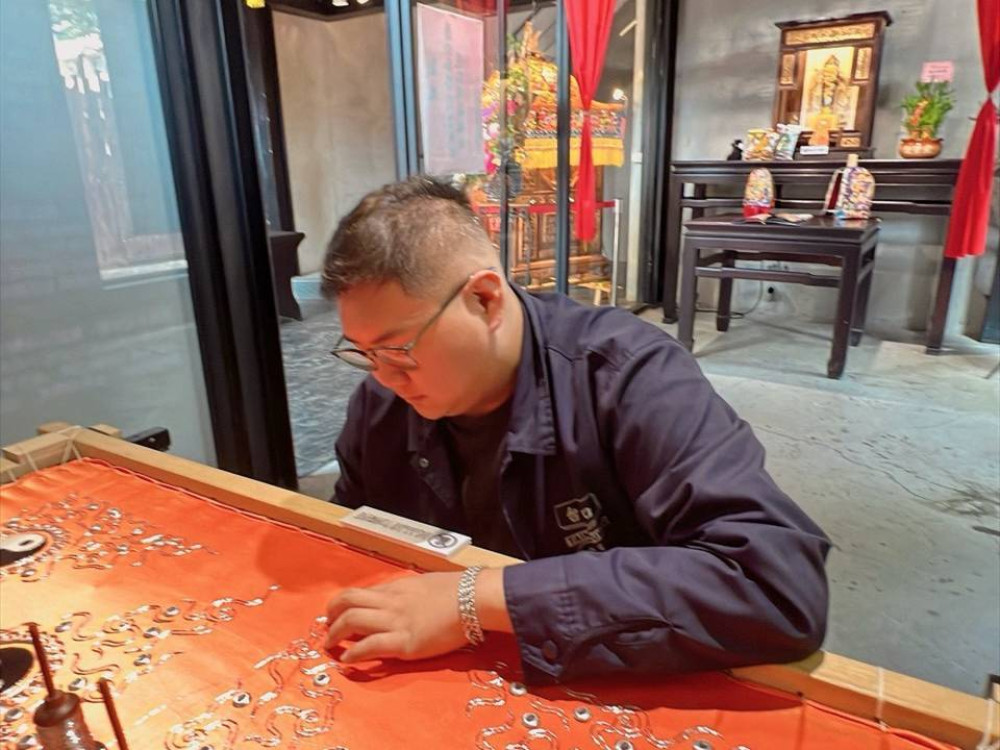 從設計到行銷再跨傳統工藝！樹德科大系友邱景煌一針一線繡出品牌路