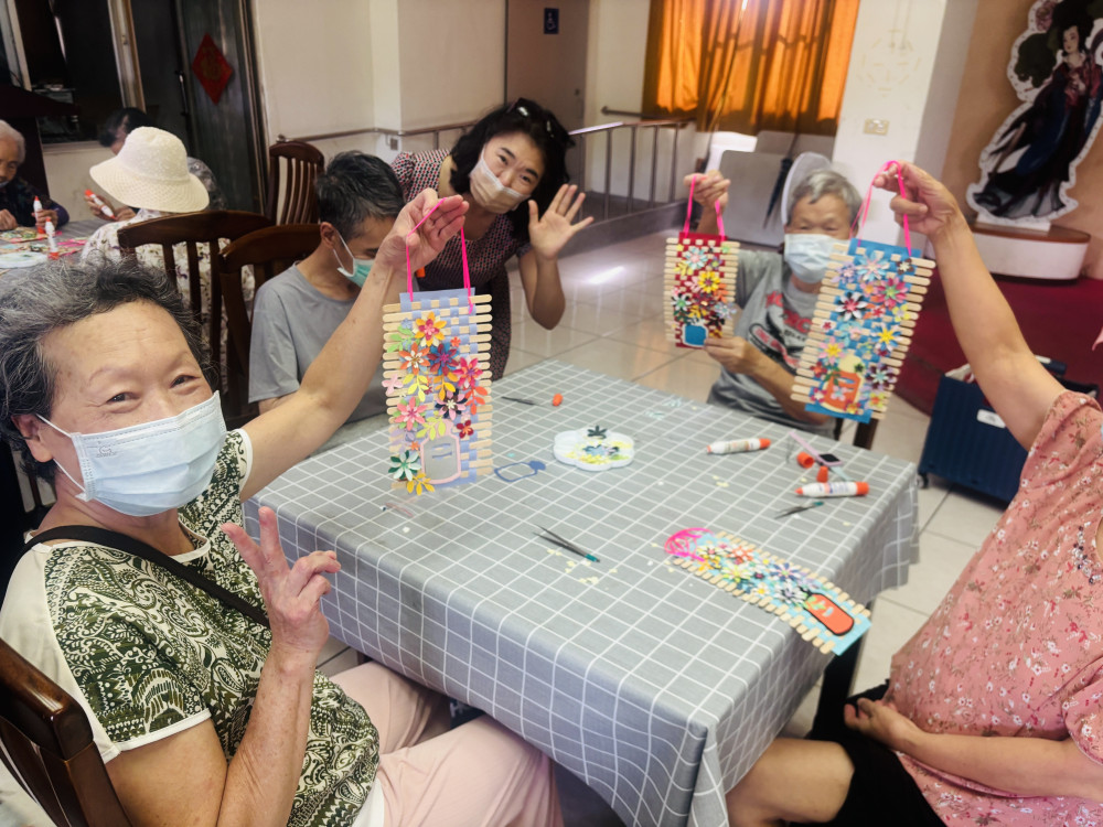 彰化榮家住民手作編織掛簾憶往昔 療癒住民身心