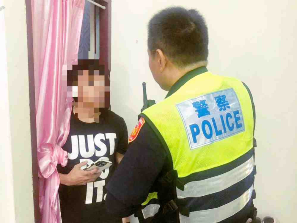 感謝警察為民服務熱誠　竹市關東橋警跨越語言隔閡助反鎖屋內外籍夫妻平安脫困
