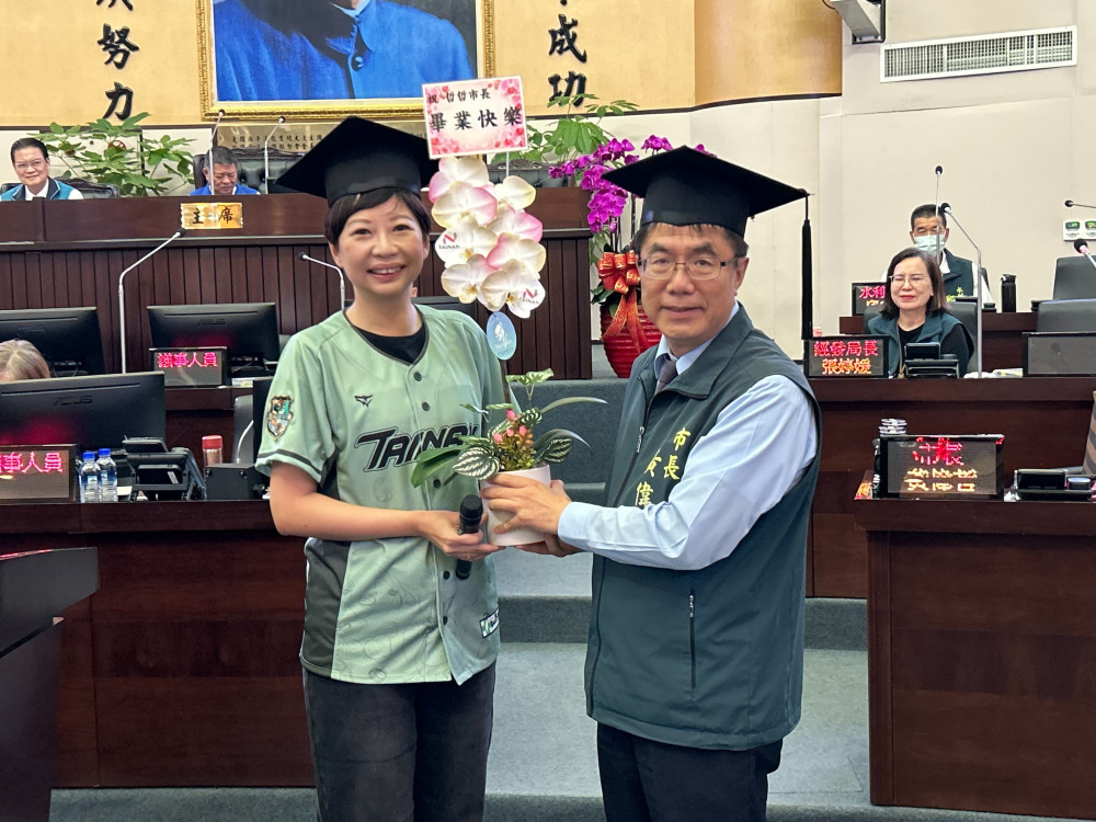 議員16年畫下句點台南市議員陳怡珍盤點八大政績與地方建設　戴學士帽與黃偉哲「畢業」
