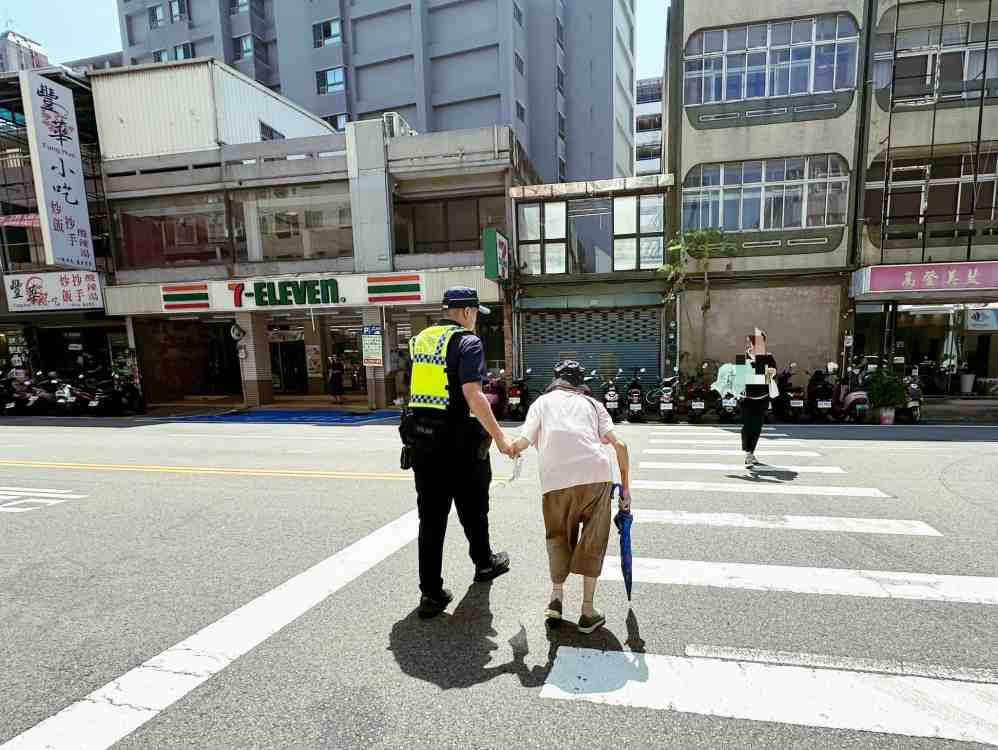 奶奶別擔心，我們陪您！　竹市文華警耐心陪伴長者助繳費暖舉獲民眾讚許